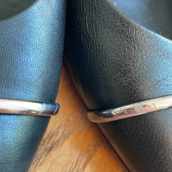 👔 AGL black leather pumps with silver bars on toes