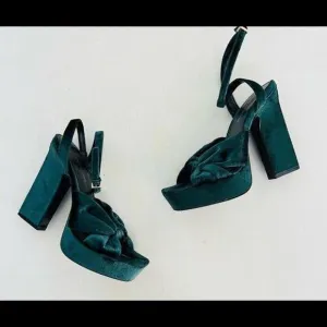 👠😎💚 BCBG Dark Green Velvet Block Heel Open Toe Strappy Heels Size 6