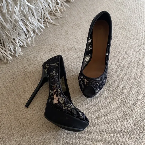 🪞 NEW black stunning embroidered lace open toe heels