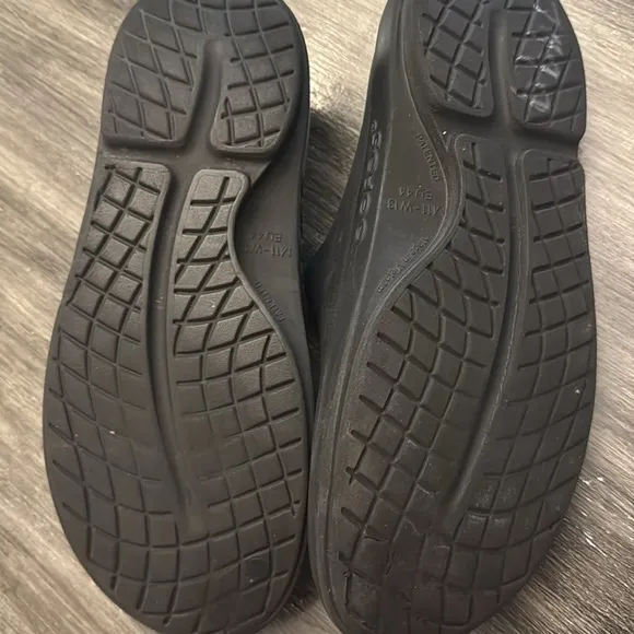 🍍 OOFOS OOCloog Clogs Black unisex Size Men 11 Women 13 Closed Toe Slide clogs