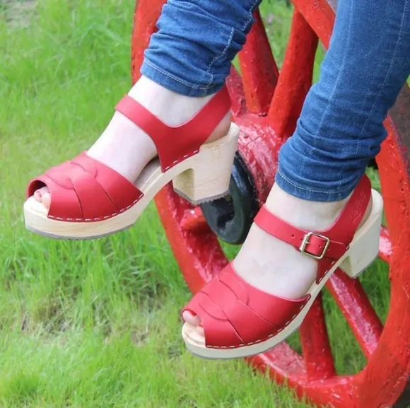 🆕️ Swedish Wooden Peep Toe Clogs