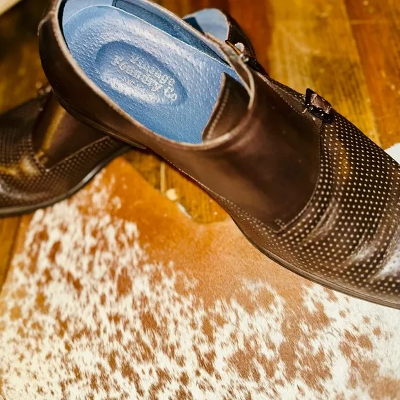 • Vintage Foundry • Brown Leather Oxfords with Glossy Finish