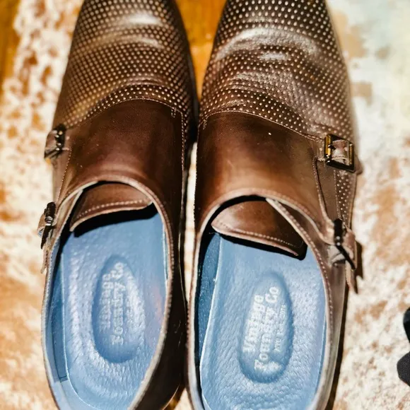 • Vintage Foundry • Brown Leather Oxfords with Glossy Finish