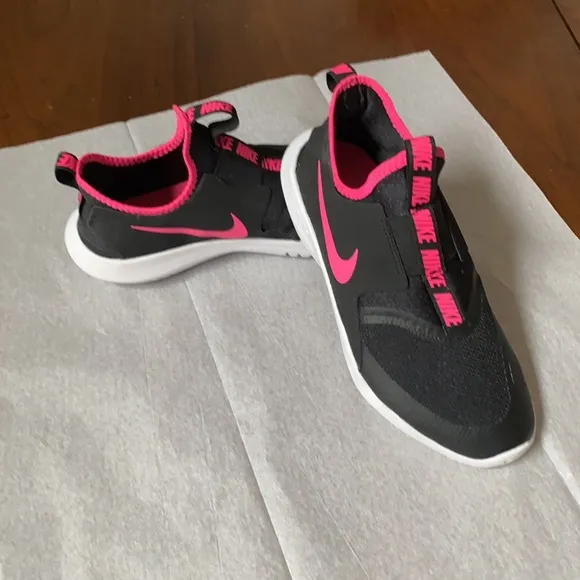 09:03  Nike FlexRunner Slip on Sneakers (fits womens 7.5)