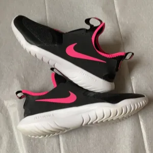 09:03  Nike FlexRunner Slip on Sneakers (fits womens 7.5)