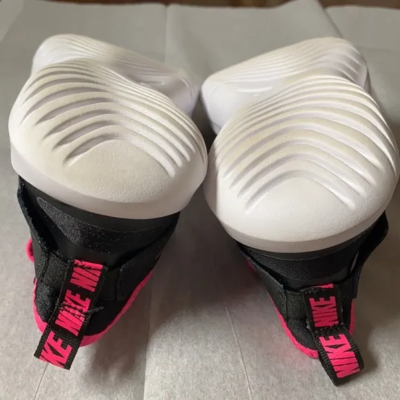 09:03  Nike FlexRunner Slip on Sneakers (fits womens 7.5)