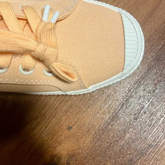 7 Cariuma OCA Low Pantone Canvas Contrast Thread Sneaker Peach Fuzz W8.5 M7