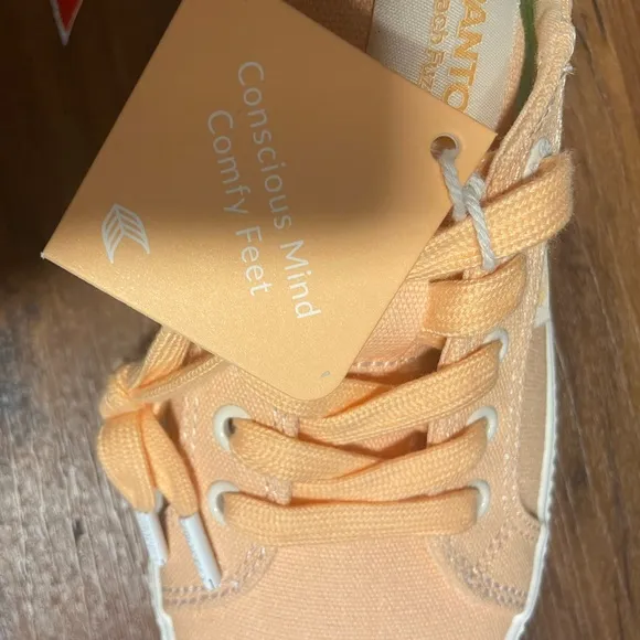7 Cariuma OCA Low Pantone Canvas Contrast Thread Sneaker Peach Fuzz W8.5 M7