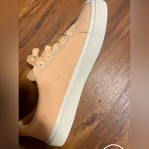 7 Cariuma OCA Low Pantone Canvas Contrast Thread Sneaker Peach Fuzz W8.5 M7