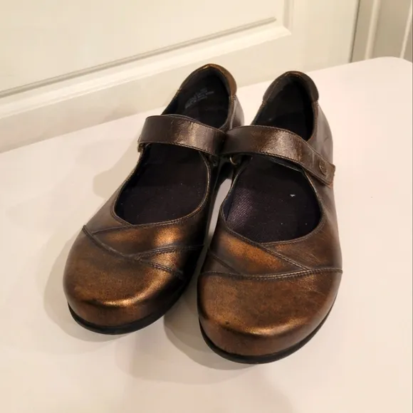 ABEO ABBY LEATHER MARY JANES IN GOLD METALLIC SIZE 7.5 NWOT