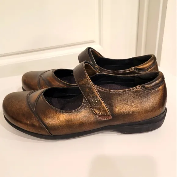ABEO ABBY LEATHER MARY JANES IN GOLD METALLIC SIZE 7.5 NWOT