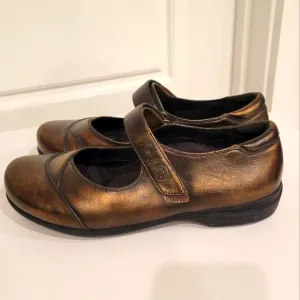ABEO ABBY LEATHER MARY JANES IN GOLD METALLIC SIZE 7.5 NWOT