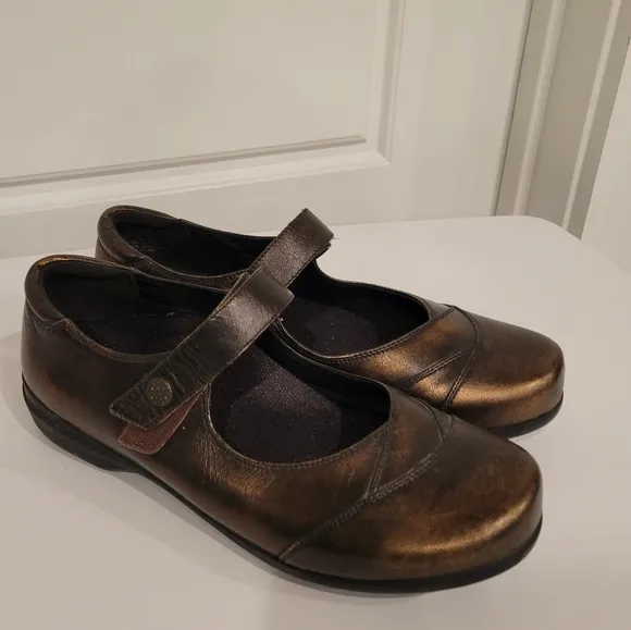 ABEO ABBY LEATHER MARY JANES IN GOLD METALLIC SIZE 7.5 NWOT