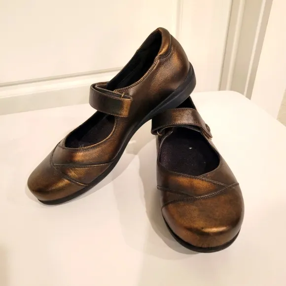 ABEO ABBY LEATHER MARY JANES IN GOLD METALLIC SIZE 7.5 NWOT