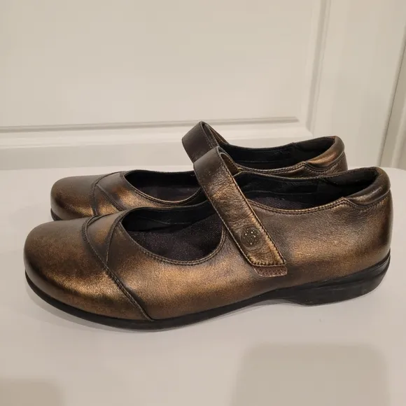 ABEO ABBY LEATHER MARY JANES IN GOLD METALLIC SIZE 7.5 NWOT