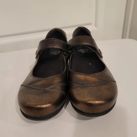 ABEO ABBY LEATHER MARY JANES IN GOLD METALLIC SIZE 7.5 NWOT