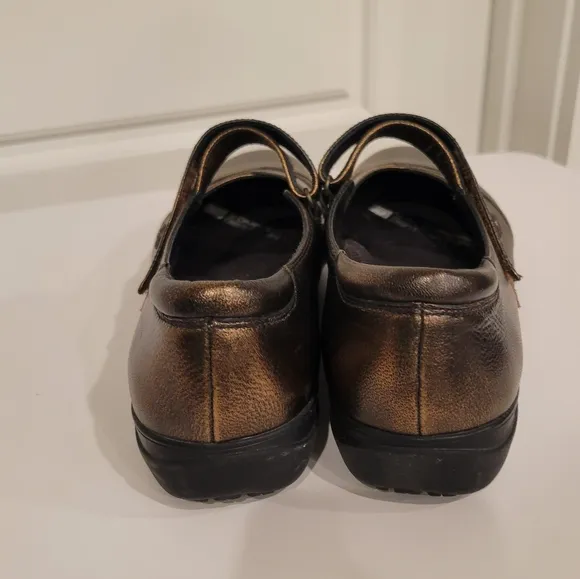 ABEO ABBY LEATHER MARY JANES IN GOLD METALLIC SIZE 7.5 NWOT