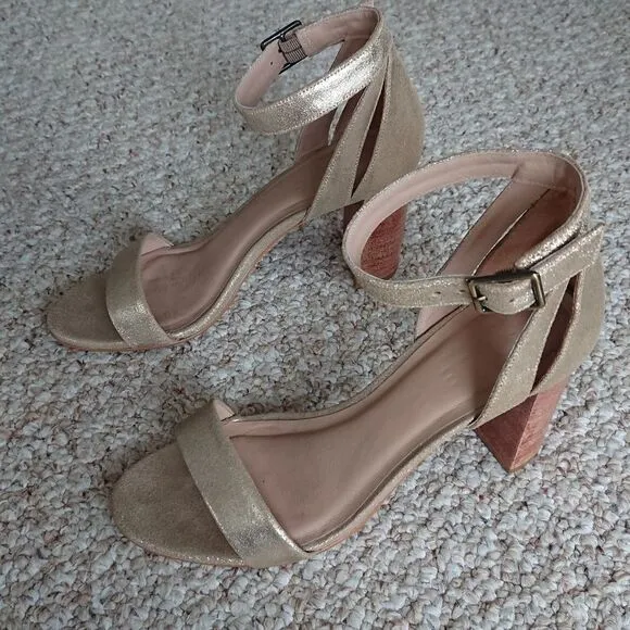 Able Gold Metallic leather side buckle Heels size 7.5
