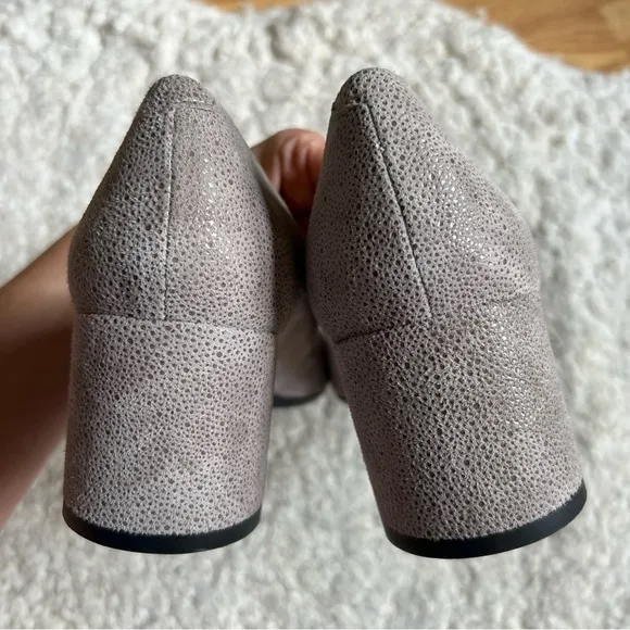 Amalfi by rangoni Classic Gray Grey Metallic Suede Round Block Heels Size 9.5N