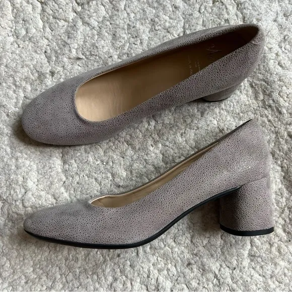 Amalfi by rangoni Classic Gray Grey Metallic Suede Round Block Heels Size 9.5N