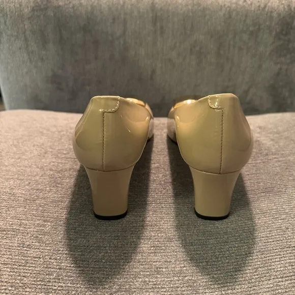 Amalfi by Rangoni Firenze Nude Patent Leather Pumps - Size 7.5M