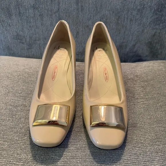 Amalfi by Rangoni Firenze Nude Patent Leather Pumps - Size 7.5M