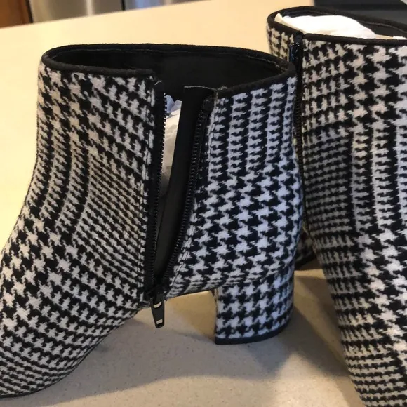 ANN TAYLOR BLOCK HEEL BOOTIE WITH HOUNDSTOOTH PATTERN BLK WHT SZ 6.5 NEW IN BOX