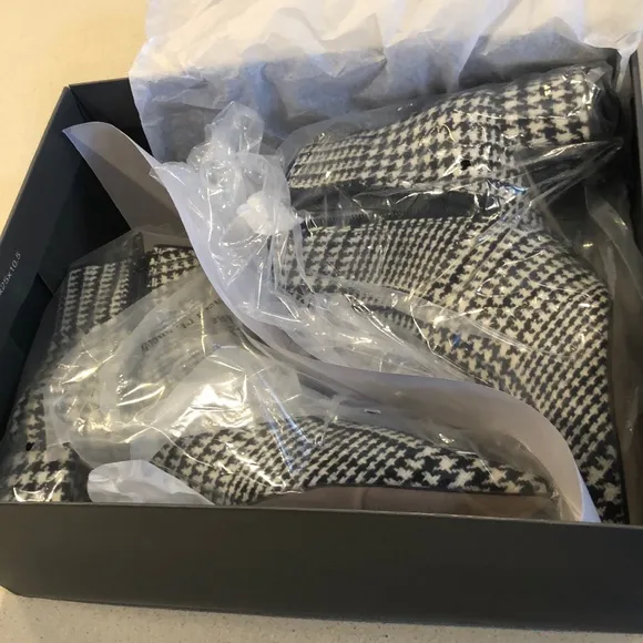 ANN TAYLOR BLOCK HEEL BOOTIE WITH HOUNDSTOOTH PATTERN BLK WHT SZ 6.5 NEW IN BOX