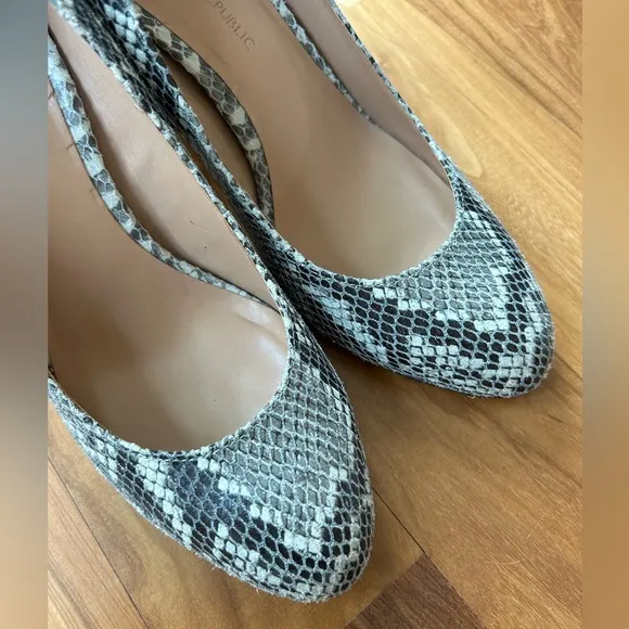 Banana Republic | Women’s grey/white/black snakeskin pattern oval heels, sz 6.5