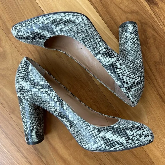 Banana Republic | Women’s grey/white/black snakeskin pattern oval heels, sz 6.5