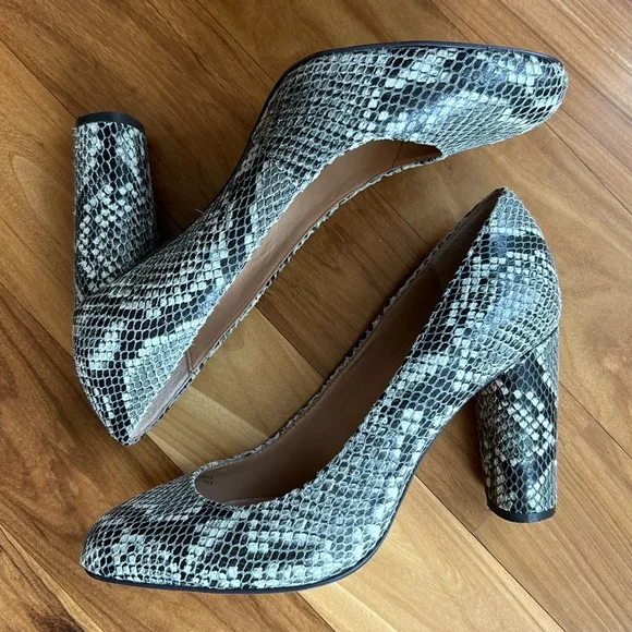 Banana Republic | Women’s grey/white/black snakeskin pattern oval heels, sz 6.5