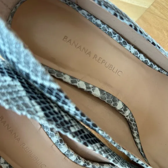 Banana Republic | Women’s grey/white/black snakeskin pattern oval heels, sz 6.5