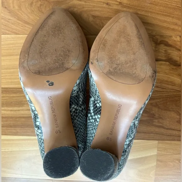 Banana Republic | Women’s grey/white/black snakeskin pattern oval heels, sz 6.5