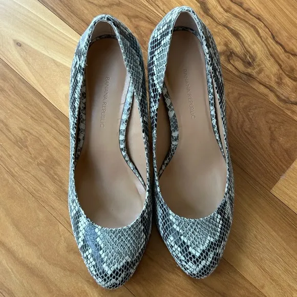 Banana Republic | Women’s grey/white/black snakeskin pattern oval heels, sz 6.5