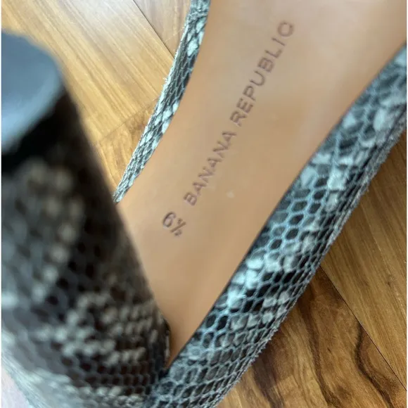 Banana Republic | Women’s grey/white/black snakeskin pattern oval heels, sz 6.5