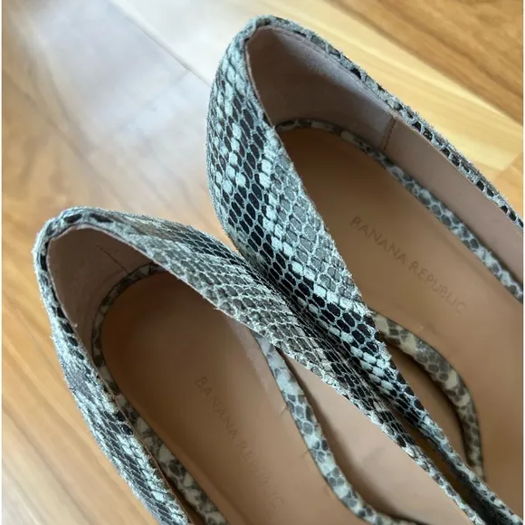 Banana Republic | Women’s grey/white/black snakeskin pattern oval heels, sz 6.5