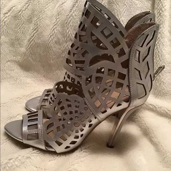 BCBG NWT metallic heels