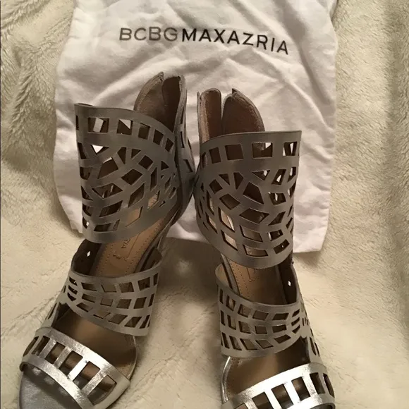 BCBG NWT metallic heels