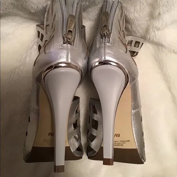BCBG NWT metallic heels