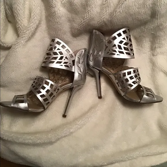 BCBG NWT metallic heels