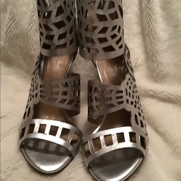 BCBG NWT metallic heels
