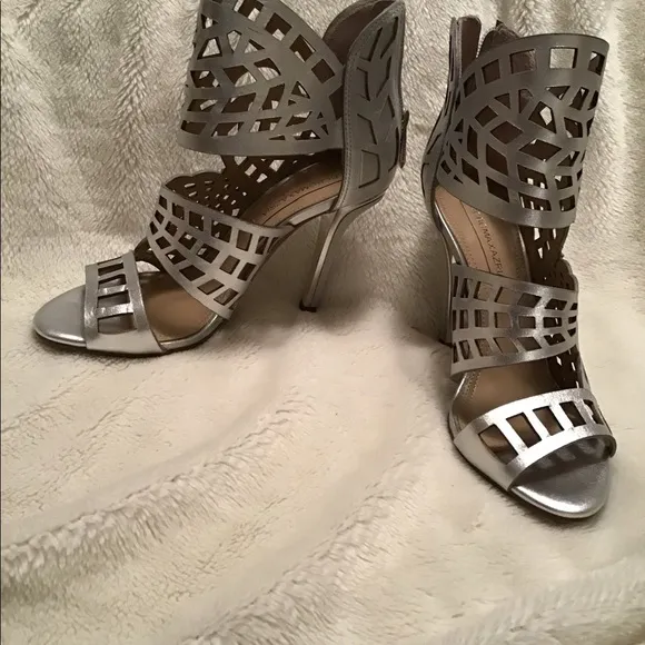 BCBG NWT metallic heels