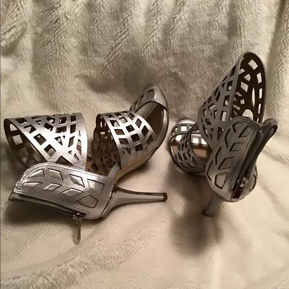 BCBG NWT metallic heels
