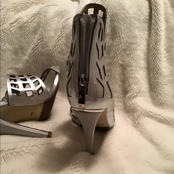 BCBG NWT metallic heels
