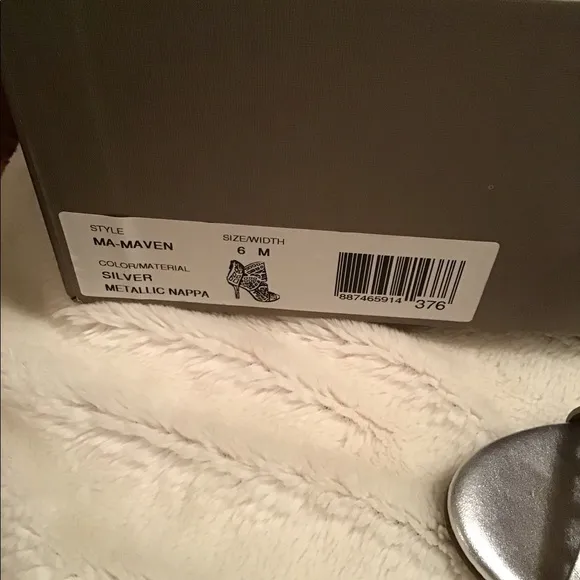 BCBG NWT metallic heels