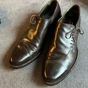 BEAUTIFUL Leather Fendi Oxfords with unique stitch and Side lace - 9.5 US
