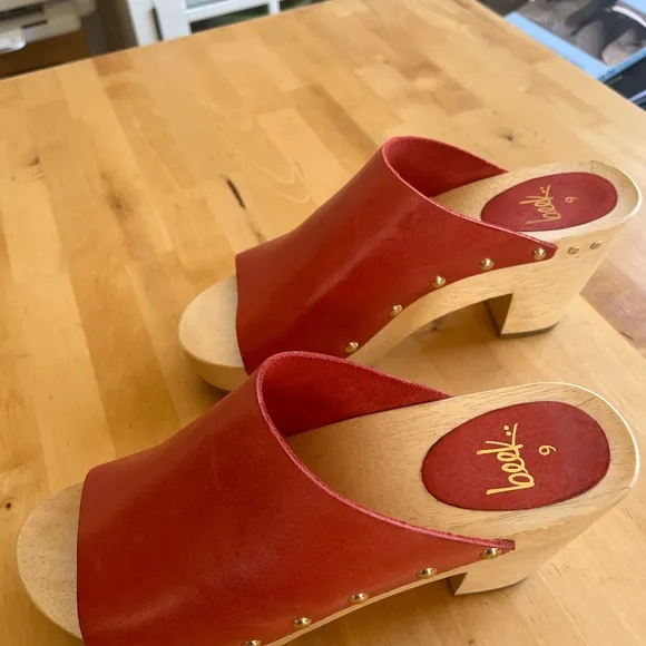 Beek Peacock Red Leather Open Toe Clogs with Studs 9 New Without Box