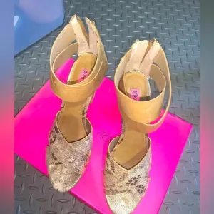 Betsey Johnson leather straps heels snakeskin &amp; gold open toe boho spring tan