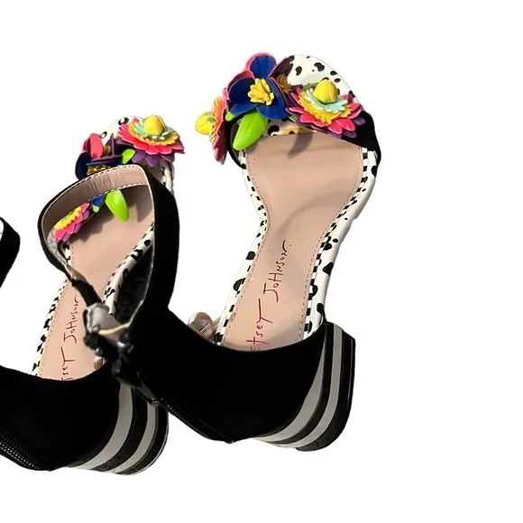 Betsey Johnson Strappy Heels Cut-Out Flowers Back / White Block Heel Size 5.5