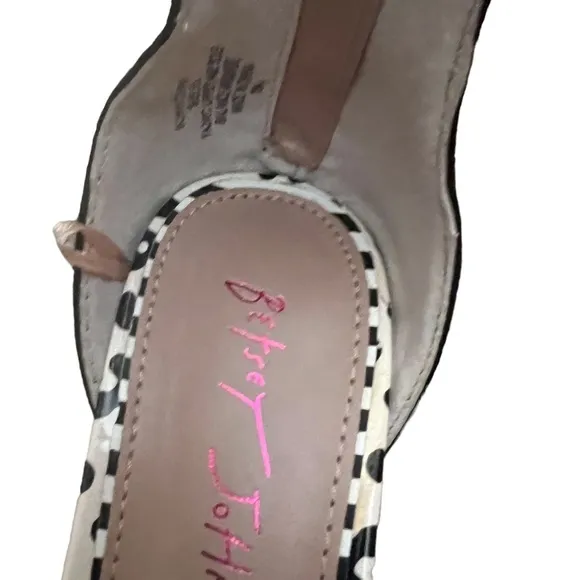 Betsey Johnson Strappy Heels Cut-Out Flowers Back / White Block Heel Size 5.5